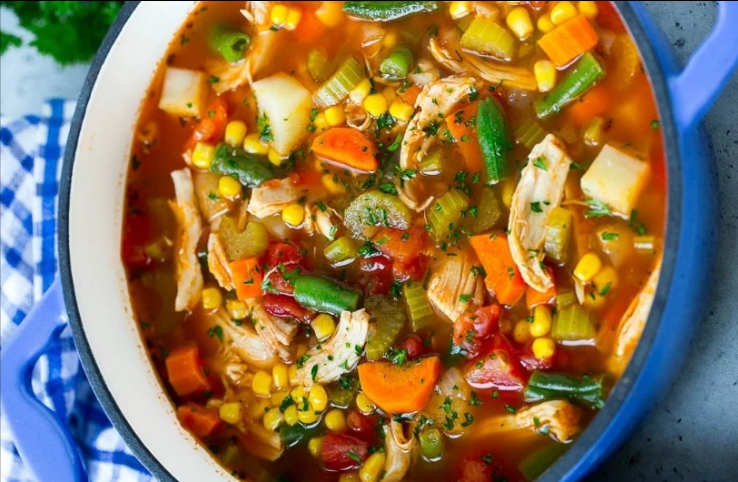 Sopa de pollo con verduras